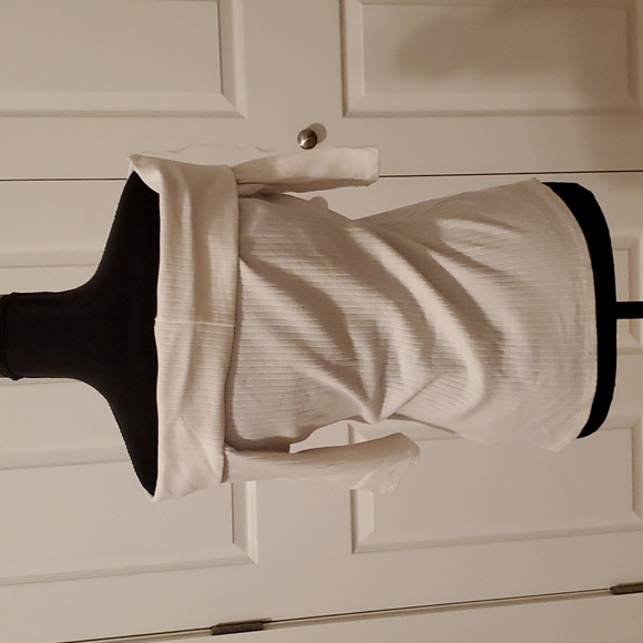 Stylish Off-The Shoulder White Top Size Large - Picture 3 of 3